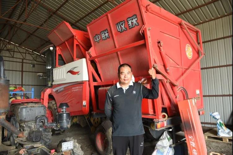 中聯收獲花生機質量有多強?作業一千多畝地連根皮帶都沒換