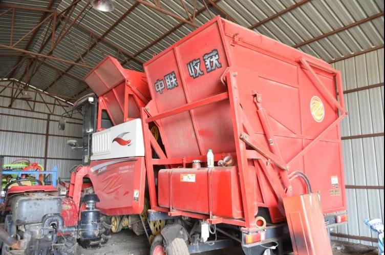 中聯收獲花生機質量有多強?作業一千多畝地連根皮帶都沒換