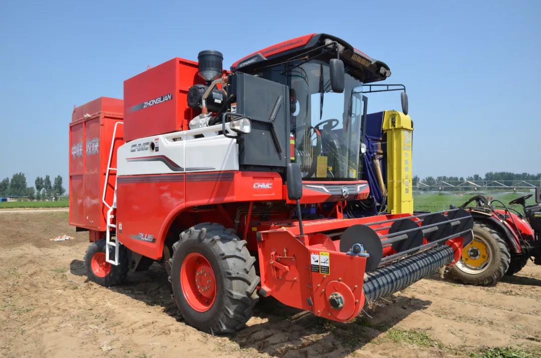 中聯收獲在石家莊花生生產農機推廣田間日活動上大顯神威,用戶直接提兩臺一年作業兩千多畝