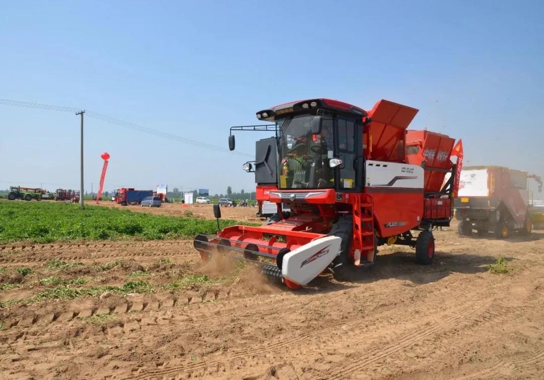 中聯收獲在石家莊花生生產農機推廣田間日活動上大顯神威,用戶直接提兩臺一年作業兩千多畝