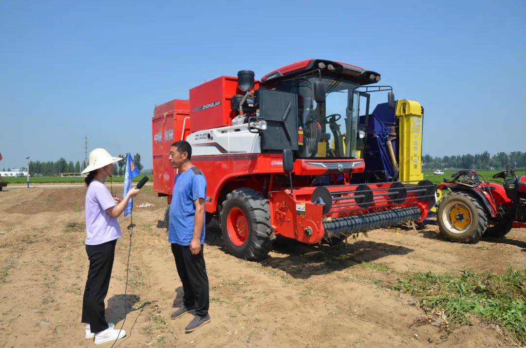 中聯收獲在石家莊花生生產農機推廣田間日活動上大顯神威,用戶直接提兩臺一年作業兩千多畝