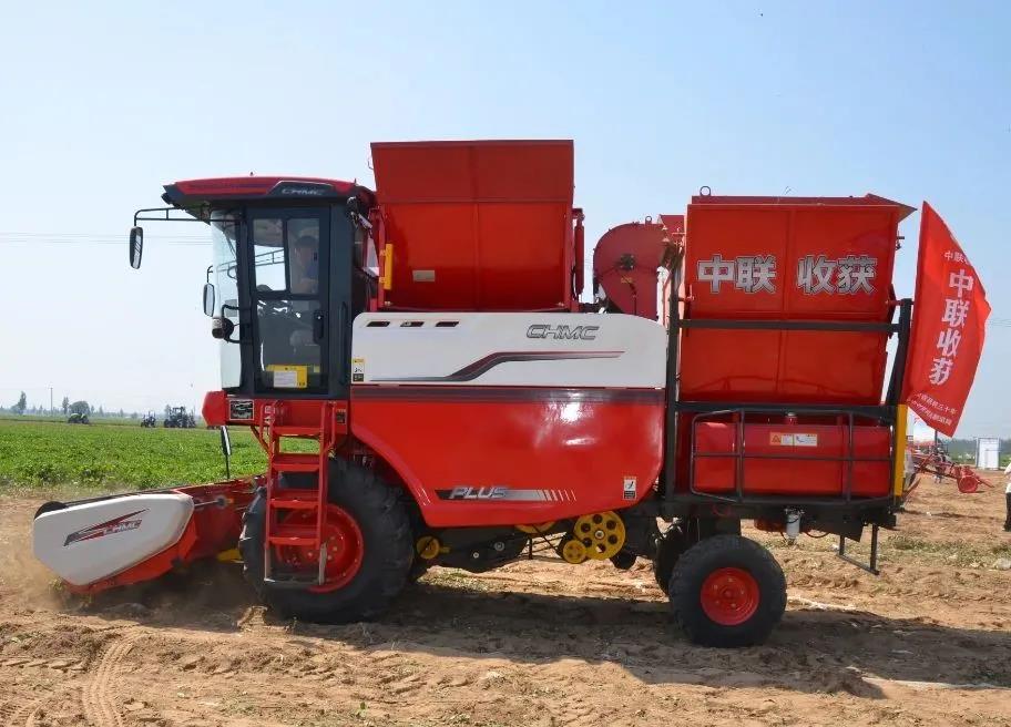 中聯收獲在石家莊花生生產農機推廣田間日活動上大顯神威,用戶直接提兩臺一年作業兩千多畝