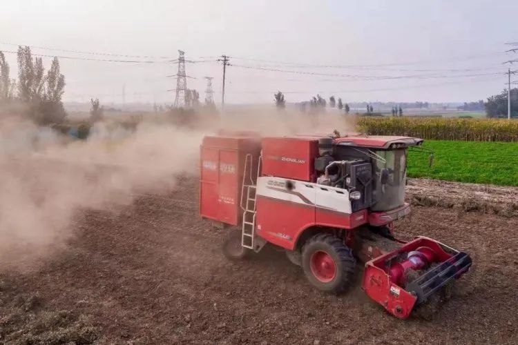 都說中聯收獲花生機好,它是如何抓住老機手的心的? 901-2.jpg